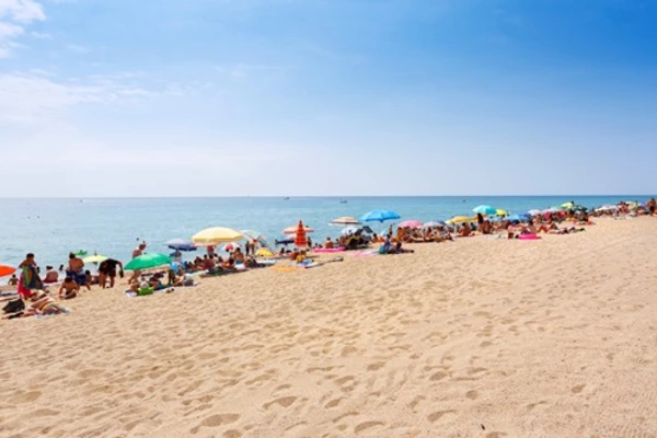 Menschen am Strand von Blanes