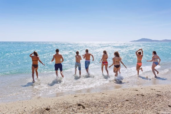 Jugendliche im Strandurlaub am Atlantik in Suedfrankreich