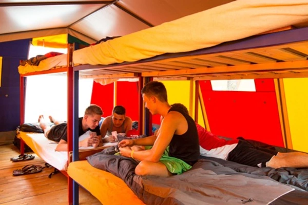 Das Jugendcamp ist mit Komfortzelten ausgestattet um den Teilnehmern die best moegliche Jugendreise zu bieten