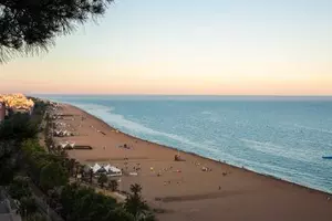 Der Strand von Calella von oben mit Blick über das Meer