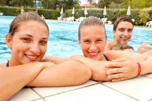 Die Teilnehmer der Jugendreise genießen einen Tag im Pool der Campinganlage