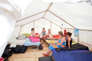 Das Campinglager La Tamarissiere stellt Komfortzelte fuer Sechs Teilnehmer der Jugendreise zur Verfuegung
