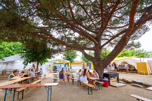 Das Camp in Malgrat verfuegt ueber eine Chill-Out-Lounge, eine Bar und einen Pool