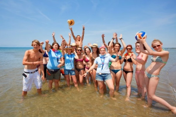 Eine Runde Beachvolleyball im Meer darf auf einer Jugendreise natuerlich nicht fehlen