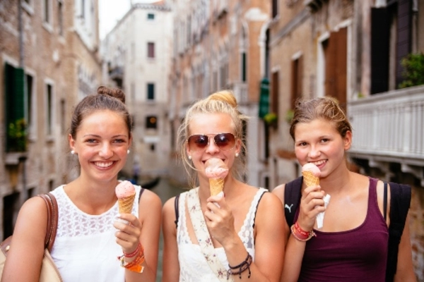 Die Teilnehmer der Jugendreise verbringen gemeinsame Zeit und genießen ein Eis