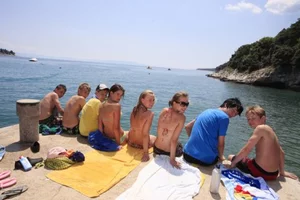 Viele Teilnehmer der Jugendreise freunden sich an und verbringen dann gemeinsam Zeit am Strand
