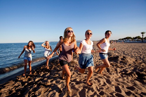Diese Freundinnen der Jugendreise lieben den Strand und kommen sogar abends nochmal Tarn - Kombitour Nautic Almata Strand