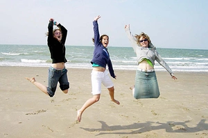 Die Maedels der Jugendreise haben Spaß am Strand und genießen den England Aufenthalt