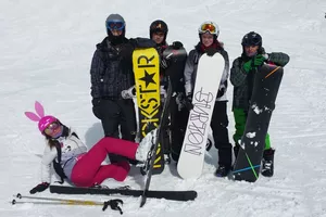 Jugendliche haben Spaß auf der Skipiste