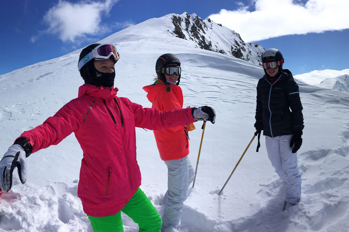 Drei Mädchen auf der Skipiste