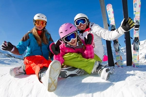 Mädchen haben Spaß beim Skifahren