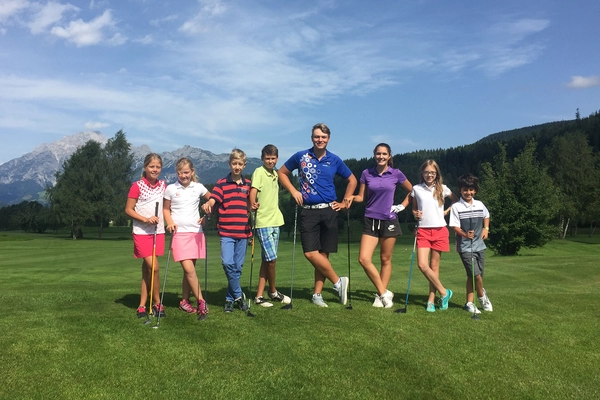 Gruppe Jugendliche im Golfcamp
