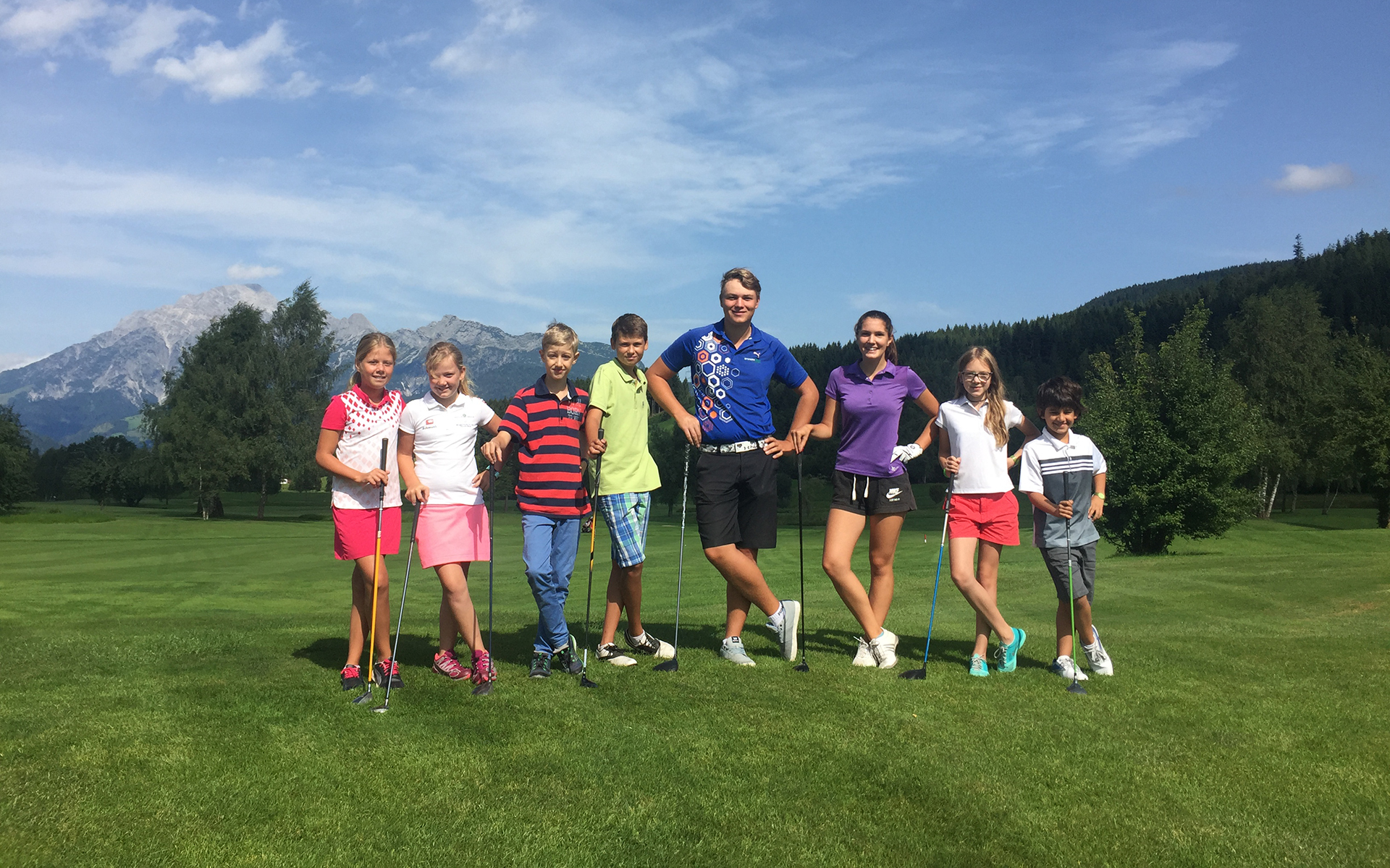 Gruppe Jugendliche im Golfcamp