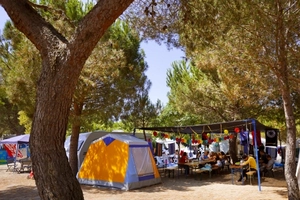 Der Aufenthalt im Camp selber kann zur Entspannung genutzt werden, aber auch dort wird jede Menge Action angeboten