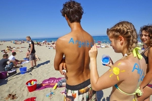 Zum Programm am Strand gehoert Bodypainting, wordurch die Teilnehmer der Jugendreise sich auch besser kennenlernen