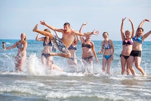 Die Jugendreise bietet viele spaßige Aktivitaeten an, wie eine Beacholympiade und ein Beachvolleyballtunier