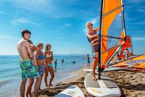 Die Jugendreise bietet Grundkurse, Aufbaukurse und Surfscheinprüfungen fuer das Windsurfen fuer die jungen Teilnehmer an