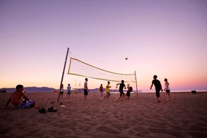 Am Strand gibt es Beachvolleyballfelder, die von den Jugendreise Teilnehmern oft genutzt werden