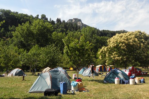 Der erste Teil der Jugendreise findet in Igluzelten im Basis Camp statt Tarn - Kanu Basiscamp