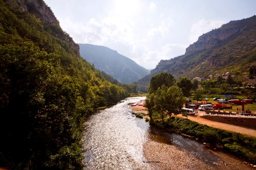 Diesen Fluss fahren die Jugendlichen mit ihren Kanus entlang Tarn - Fluss