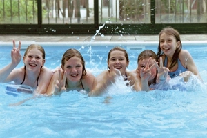 Die Teilnehmerinnen der Jugendreise verstehen sich mittlerweile super und genießen gemeinsame Zeit im Pool