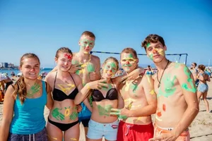 Die Teamer der Jugendreise sorgen fuer einen Aktivplan, der viele Workshops beeinhaltet, zum Beispiel Bodypainting am Strand