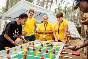 Im Camp gibt es einige Sport- und Spielmaterialien, die die Teilnehmer der Jugendreise sich ausleihen koennen