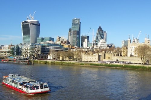 Bei der Sehenswuerdigkeiten Tour durch London stoßen die Teilnehmer der Jugendreise auch auf die South Bank und die Gherkin London - South Bank