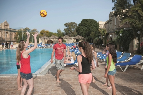 St. Julian's - Volleyball am Pool
