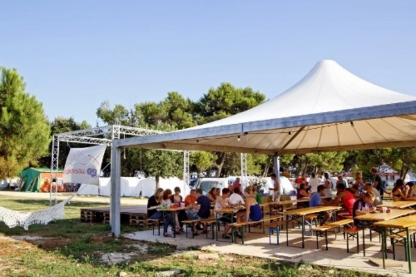 Der Campingplatz in Medulin verfuegt ueber einen Aufenthaltsbereich, wo die Teilnehmer der Jugendreise sich treffen koennen