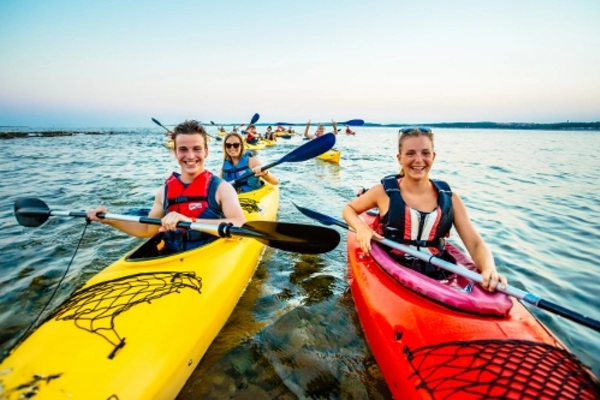 Die Jugendreise bietet den jungen Campern eine Seekajak Beach Tour und eine Seekajak Sunset Tour an fuer extra viel Action und Spaß