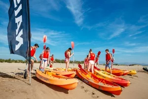 Die Jugendreise bietet auch Seekajak Touren an fuer die jungen Camper in Spanien