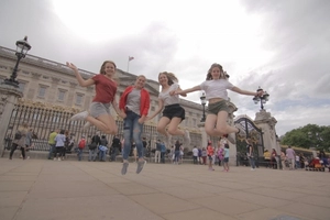 Die Jugendreise bietet einen Ausflug nach London an, wo die Jugendlichen Sightseeing machen koennen und zum Beispiel den Buckingham Palace besichtigen koennen