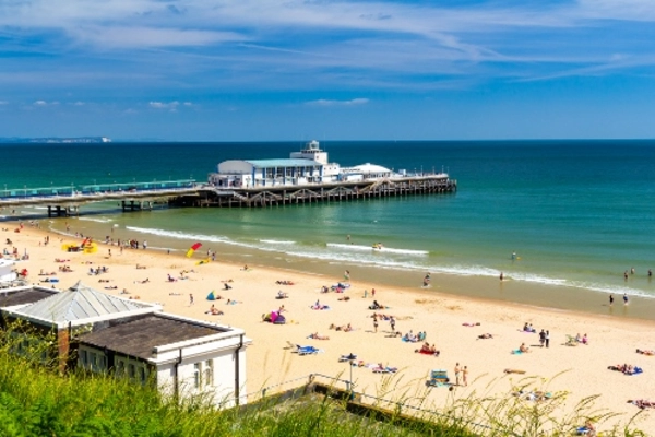 Der Strand von Weymouth bietet einen schoenen und vielseitigen Urlaubsort fuer die jungen Reiseteilnehmer