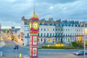 Das kleine Staedtchen in Weymouth besitzt eine Jubilee Clock, die nachts schoen leuchtet