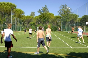 Jugendliche spielen Fußball im Camp