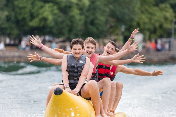Während der Jugendreise in Österreich lässt sich unter anderem super Bananaboot fahren.