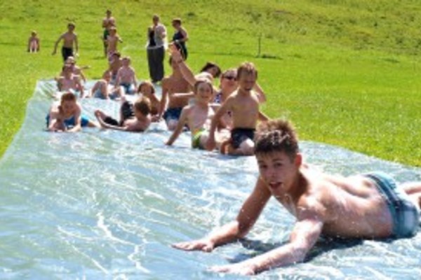 Freunde haben Spaß auf der Wasserrutsche