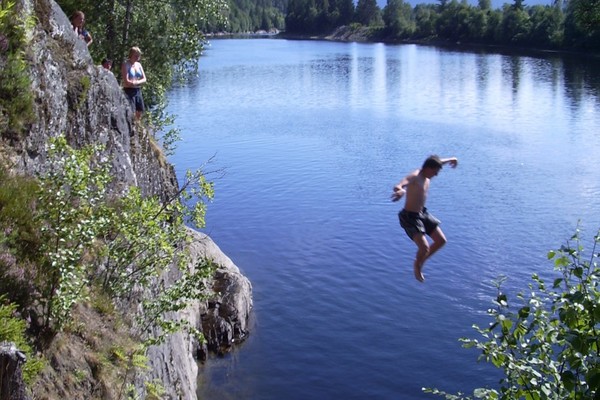 Junge springt ins Wasser