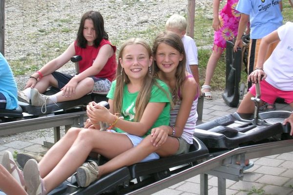 Mädchen auf der Sommerrodelbahn
